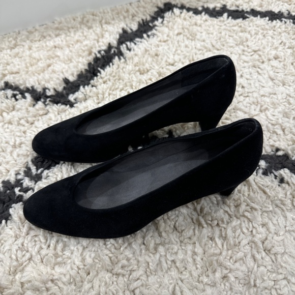 Stuart Weitzman velvet pumps - Picture 2 of 4